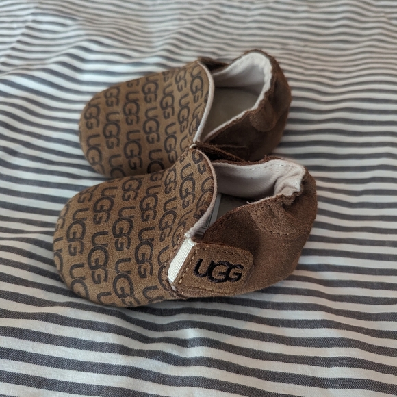 Kid's UGG Slippers - Picture 10 of 16